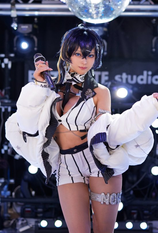 日本推主分享《胜利女神：妮姬》COS：红衣造型，傲人曲线吸睛