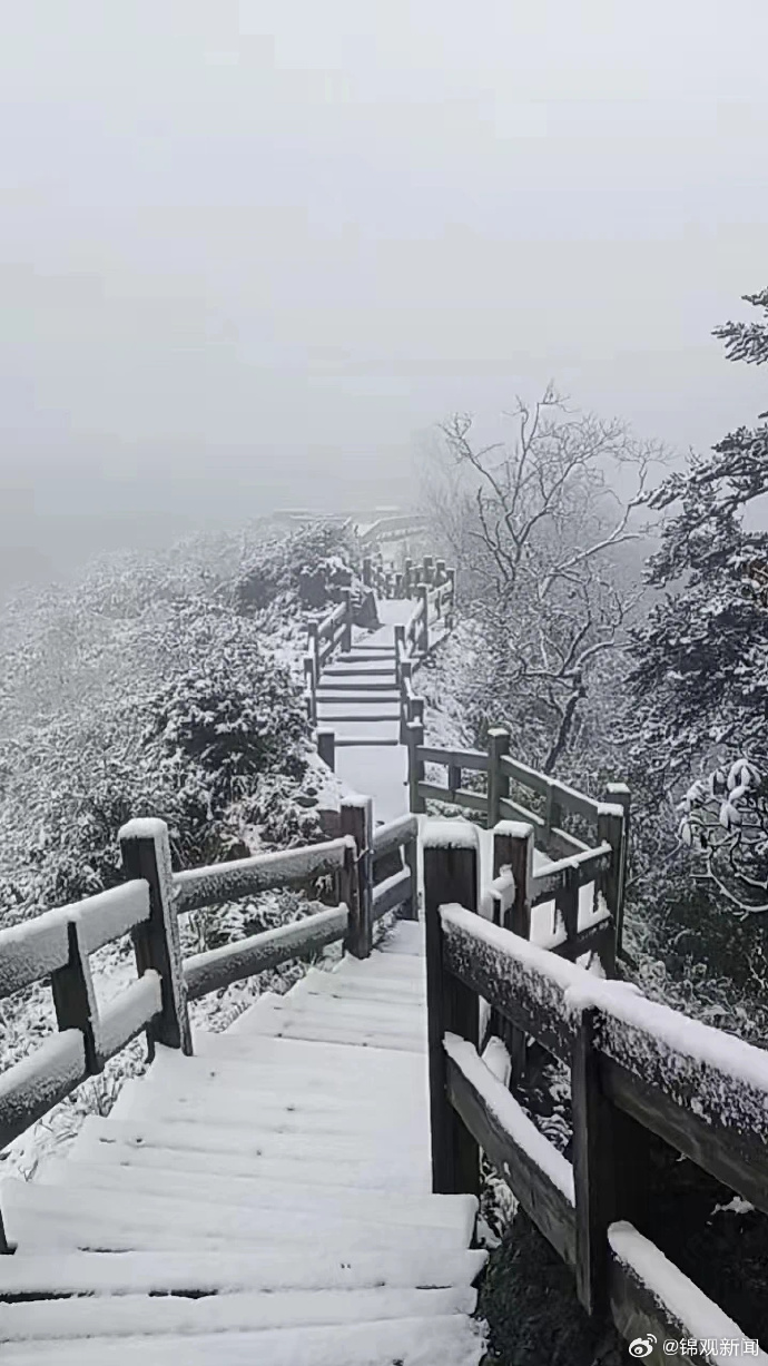 成都迎来今年第一场秋雪，一夜之间整片雪山银装素裹