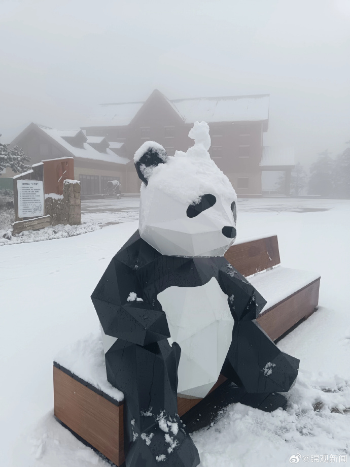 成都迎来今年第一场秋雪，一夜之间整片雪山银装素裹